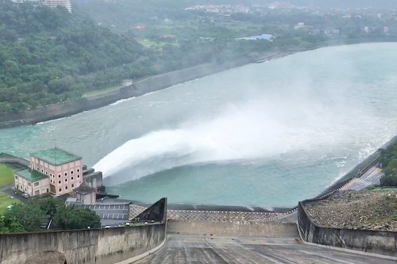 Shihmen Reservoir dumps water as typhoon brings heavy rain
