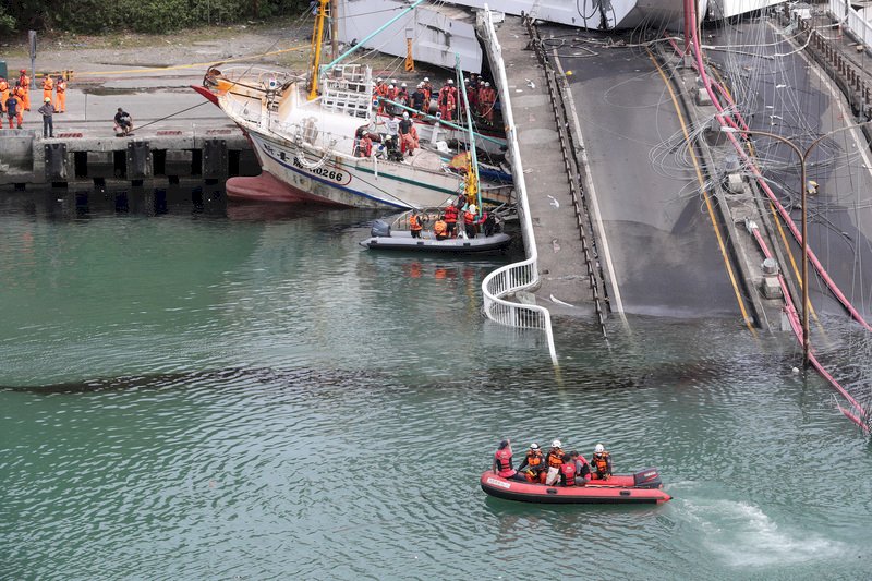 Nanfang’ao bridge collapses as oil tanker passes through