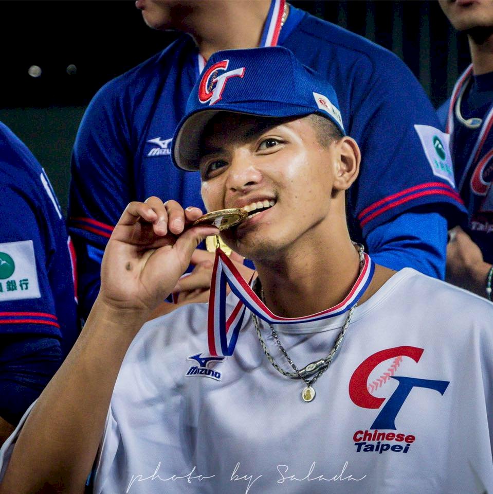 Taiwanese baseball pitcher signs with Boston Red Sox