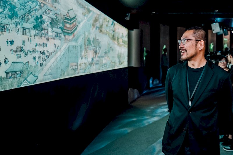 Weiwuying features famous painting in digital form