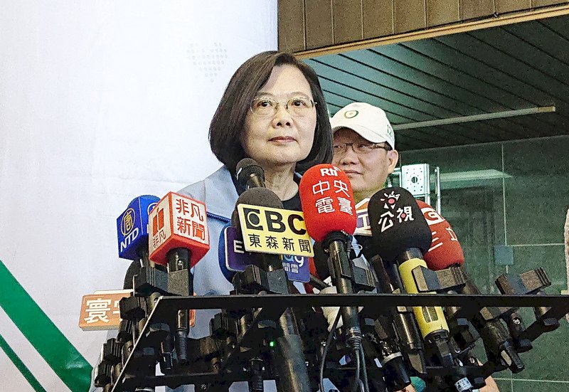 HK gov’t shouldn’t respond pursuit of democracy with bullets: Tsai