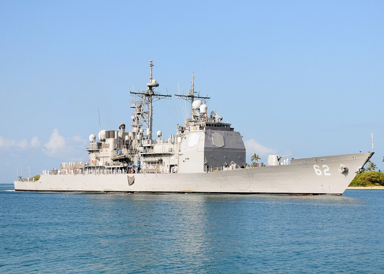 US warship sails through Taiwan Strait