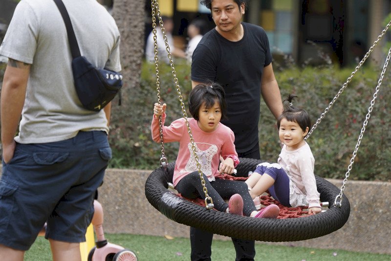 Taiwan’s population shrinks for second straight year