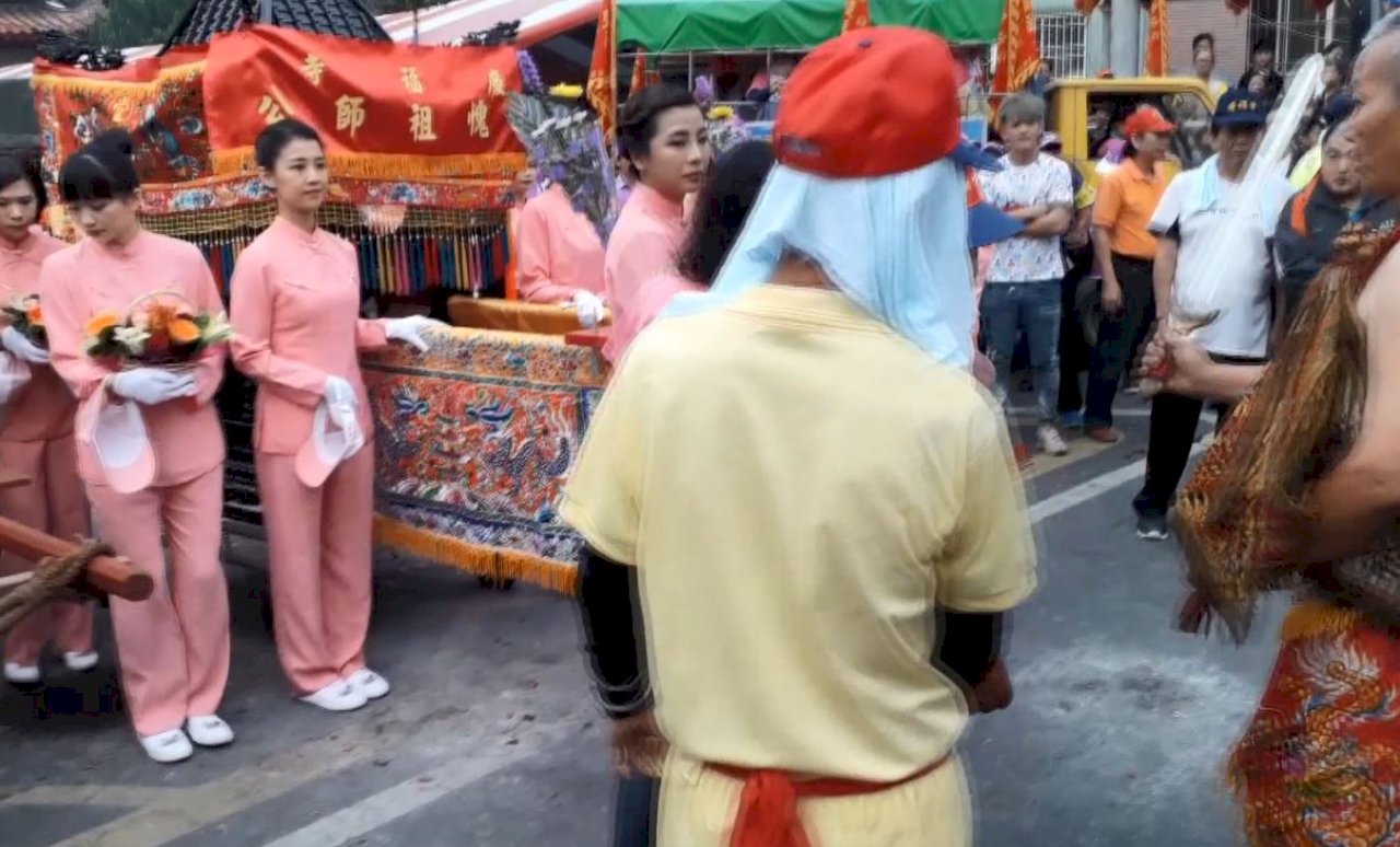 VIDEO: Flight attendants get onboard Nantou religious procession
