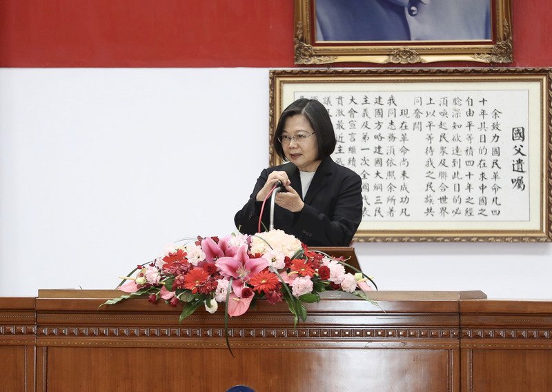 Tsai calls on police to safeguard election