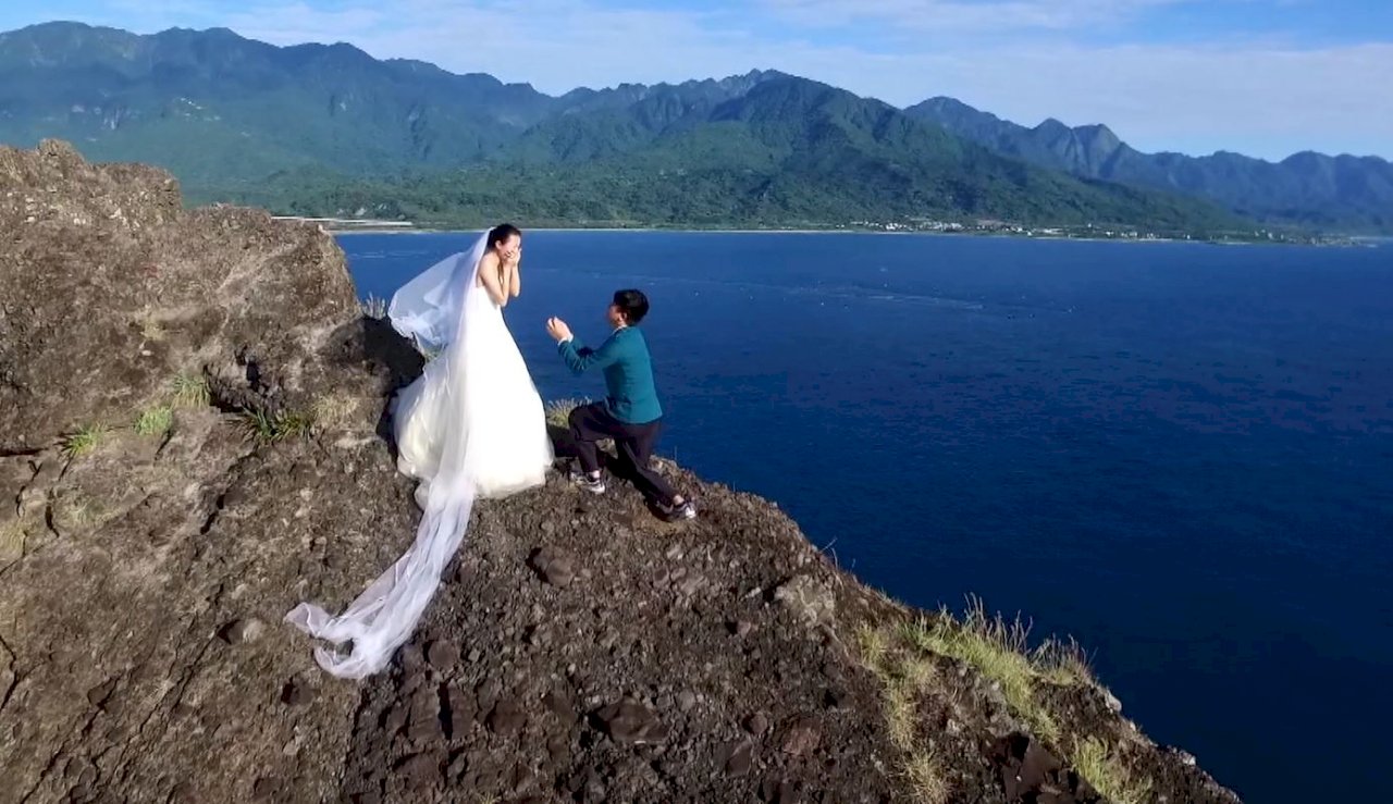 VIDEO: Sanxiantai invites married couples to watch first sunrise of New Year