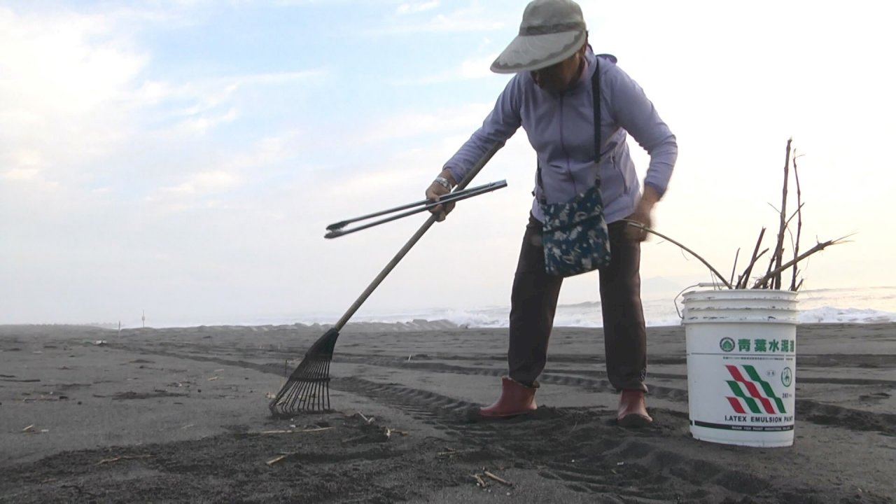 VIDEO: Senior citizen keeps beach clean for six years and counting
