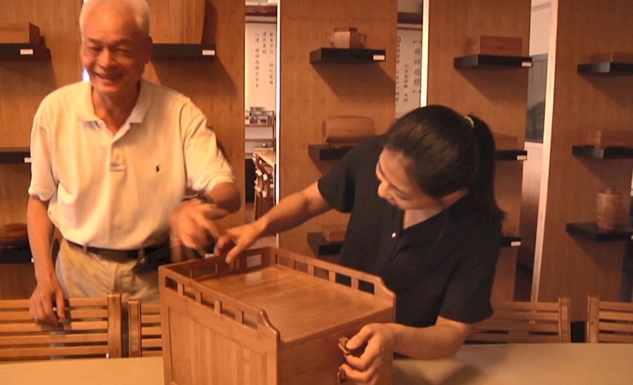 VIDEO: Puzzle box craftsman boasts six awards for his ingenuity