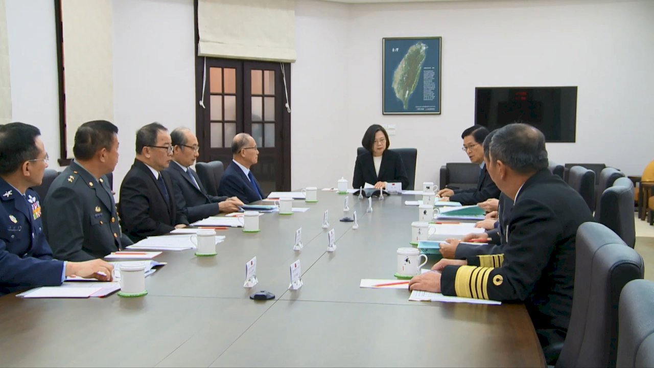 President Tsai meets with defense officials in wake of helicopter crash