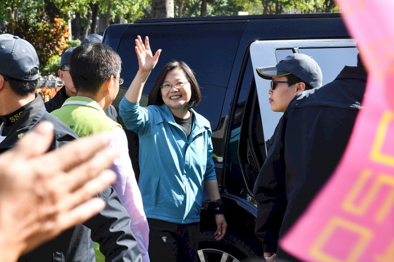 Tsai makes final push for votes on eve of election