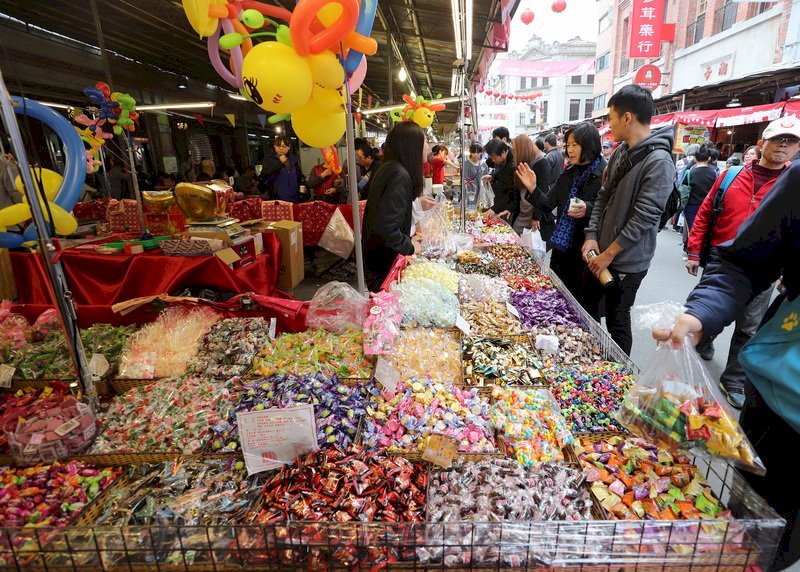 VIDEO: Dried seafood products on sale at Dihua Street ahead of New Year