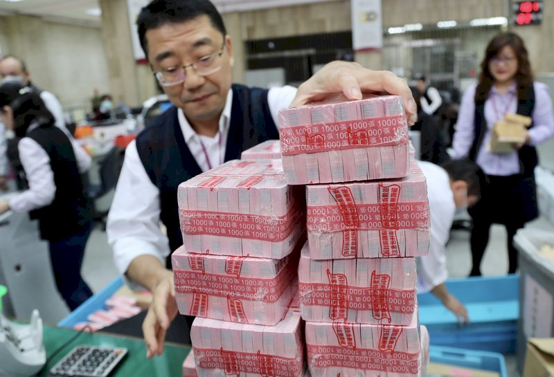 VIDEO: Banks exchange old banknotes for new ahead of New Year