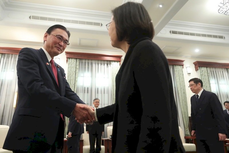 Tsai meets with Japanese parliamentarian and British representative