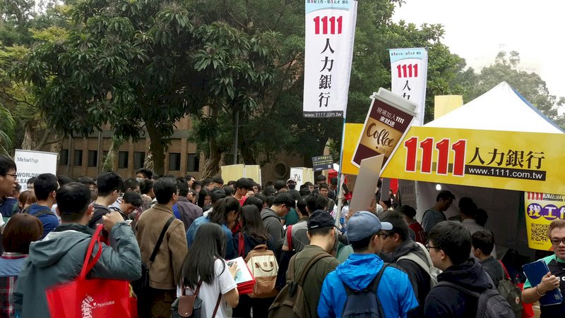 Survey: 60% of Taiwanese workers seen 8% drop in income
