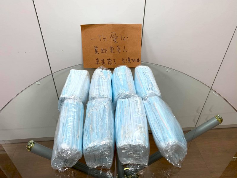 Public donates masks to doctors, firefighters in Taichung