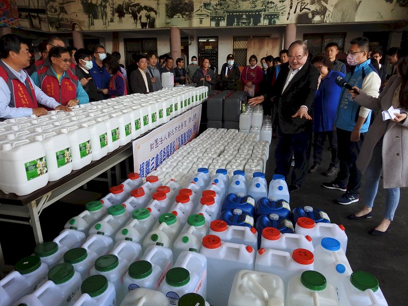 New Taipei temple donates disinfectant to local schools