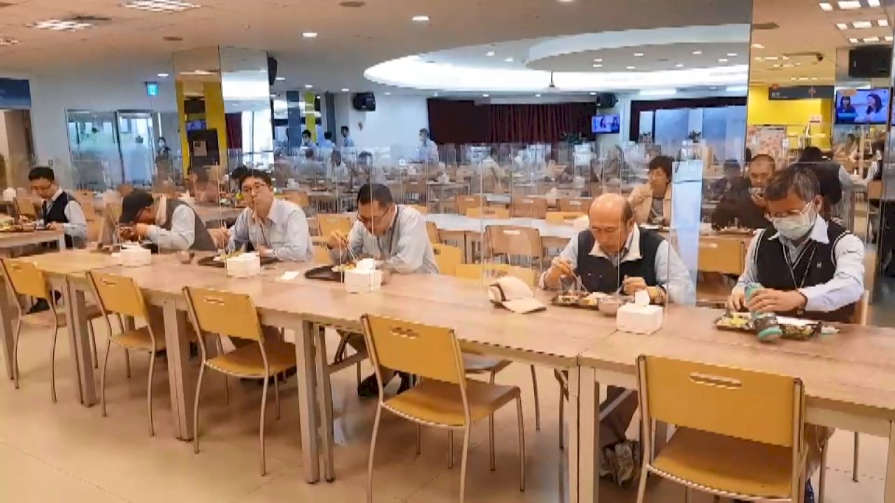 VIDEO: Employee cafeteria uses partitions to prevent COVID-19 spread