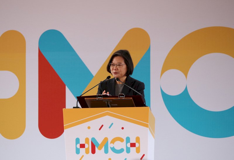 President Tsai thanks medical personnel at hospital groundbreaking