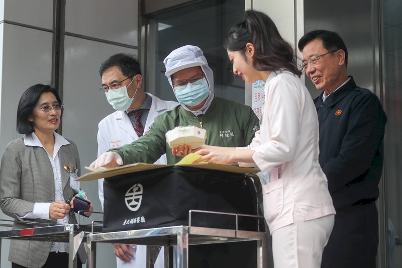 VIDEO: Taiwan Railways delivers lunch to hospital staff