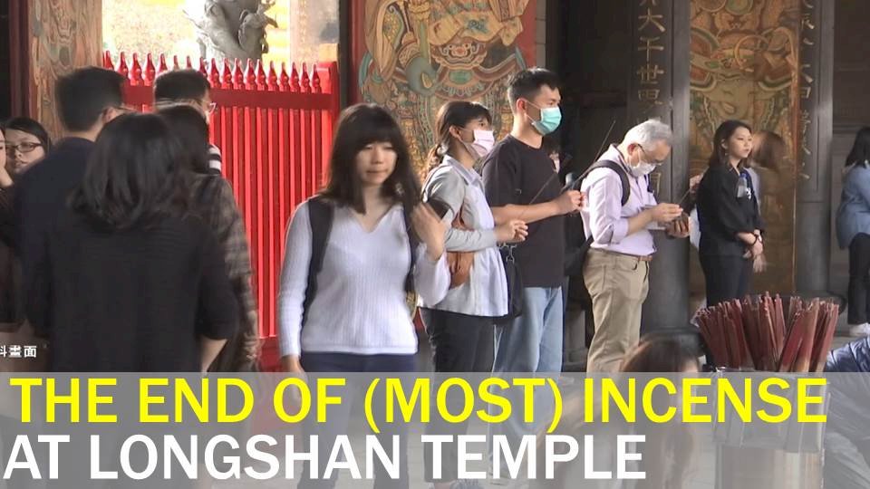 Video: Longshan Temple bans worshippers from lighting incense