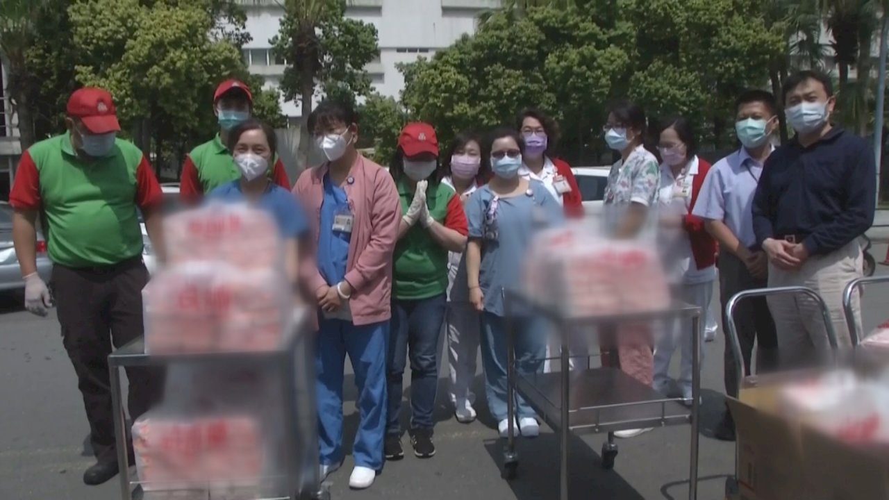 VIDEO: Kaohsiung shop donates 999 bento boxes to medical staff