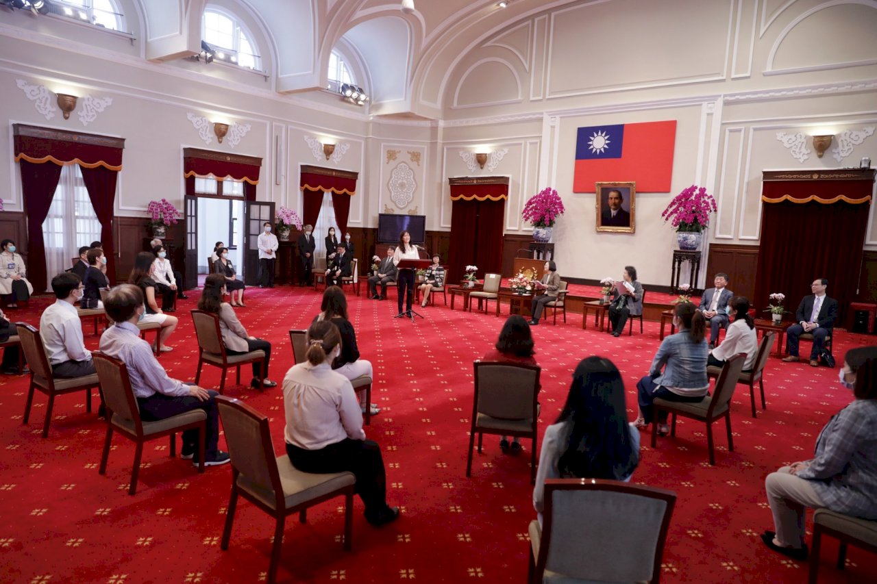 Tsai thanks medical workers for fighting COVID-19