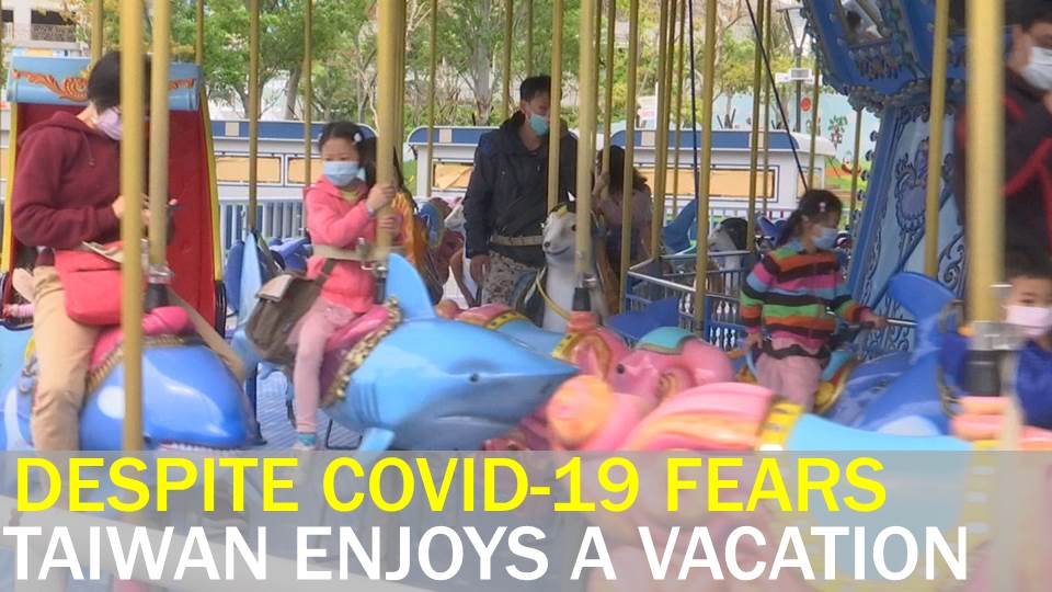 Video: Holiday crowds keep their distance to stop COVID-19