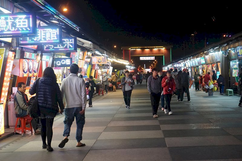 Weekend crowds prompt stricter coronavirus measures