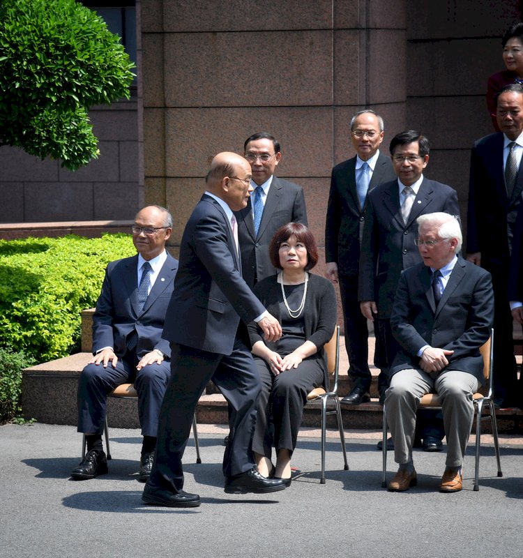 Gov’t ministers announce plans to leave posts post-inauguration