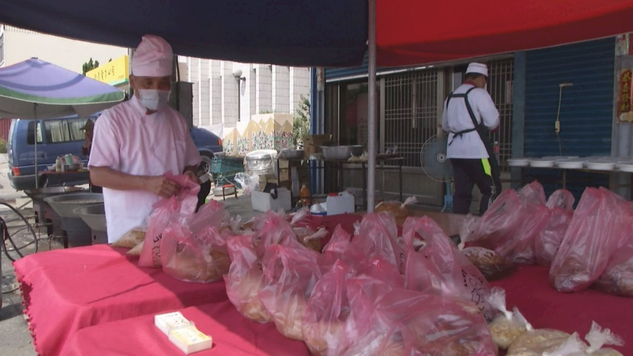 Taiwanese roadside banquets turn into roadside takeouts