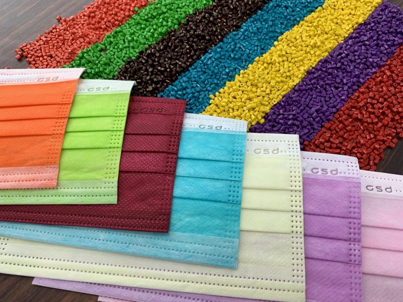 Surgical masks to be sold at cosmetic and convenience stores