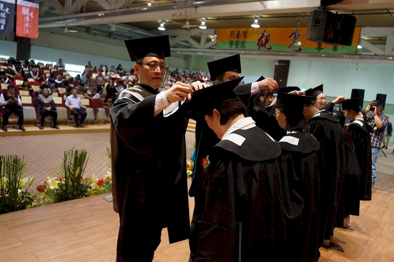Online job banks reveal positive hiring trends in time for graduation season