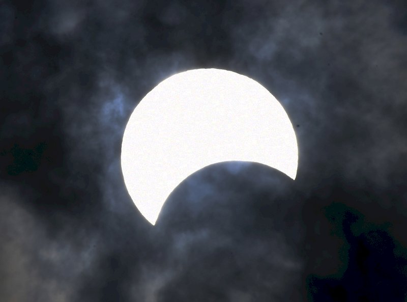 People flock to view eclipse in Taiwan