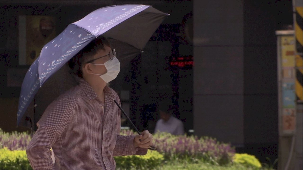 Sun umbrellas can reduce heat-related illnesses: Doctor