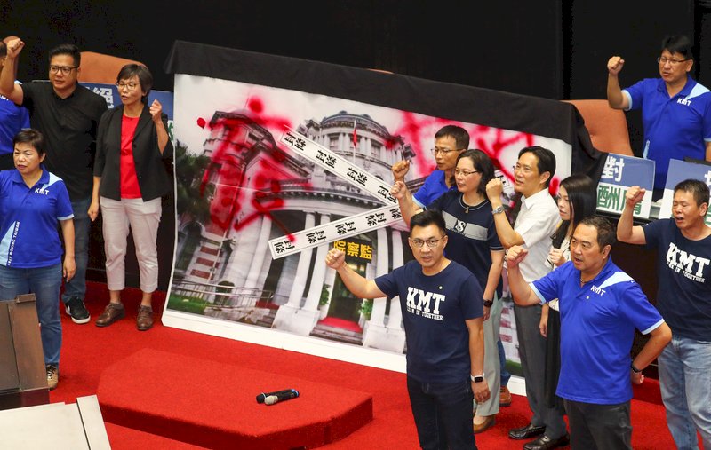 Scuffle breaks out between lawmakers over Control Yuan nomination