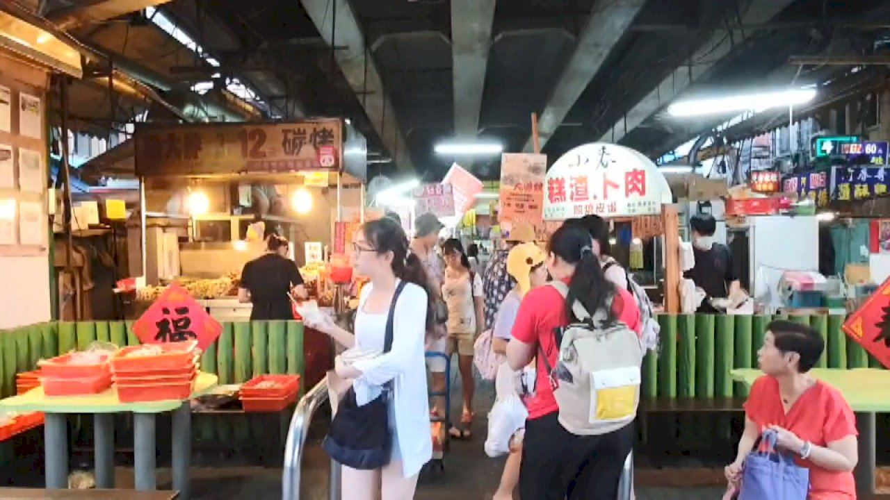 Video: Night market vendors torn about accepting stimulus vouchers