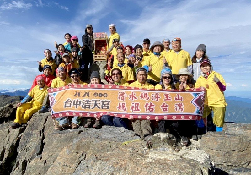 Worshippers climb Yushan with Mazu statue