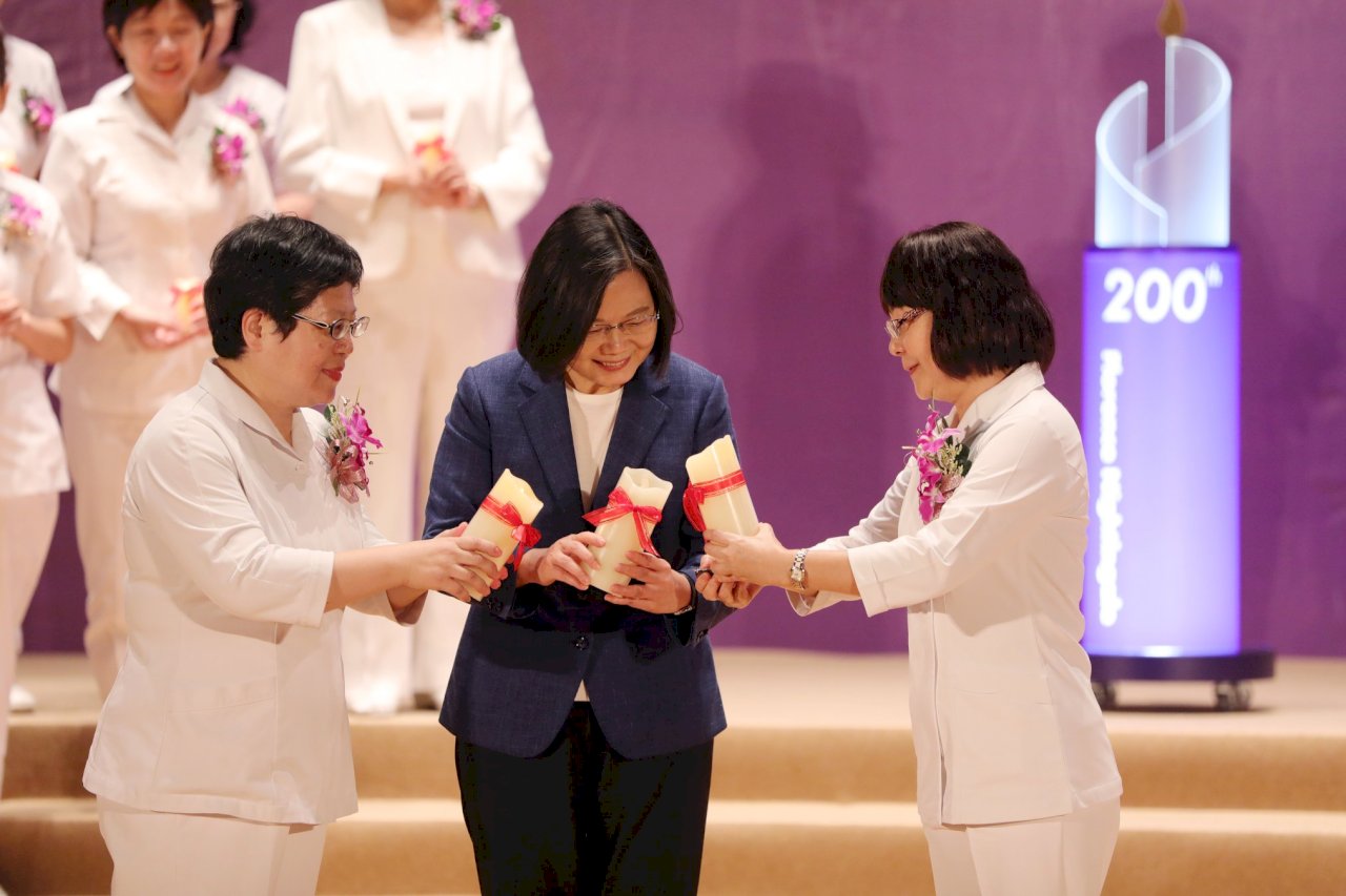Tsai praises nurses for their role in fighting pandemic