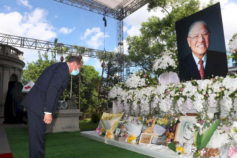 US Health Secretary Azar pays respect to former President Lee at memorial