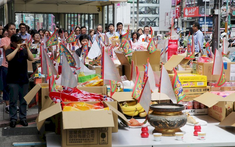 Video: Taiwan marks beginning of “Ghost Month”, a time of taboos