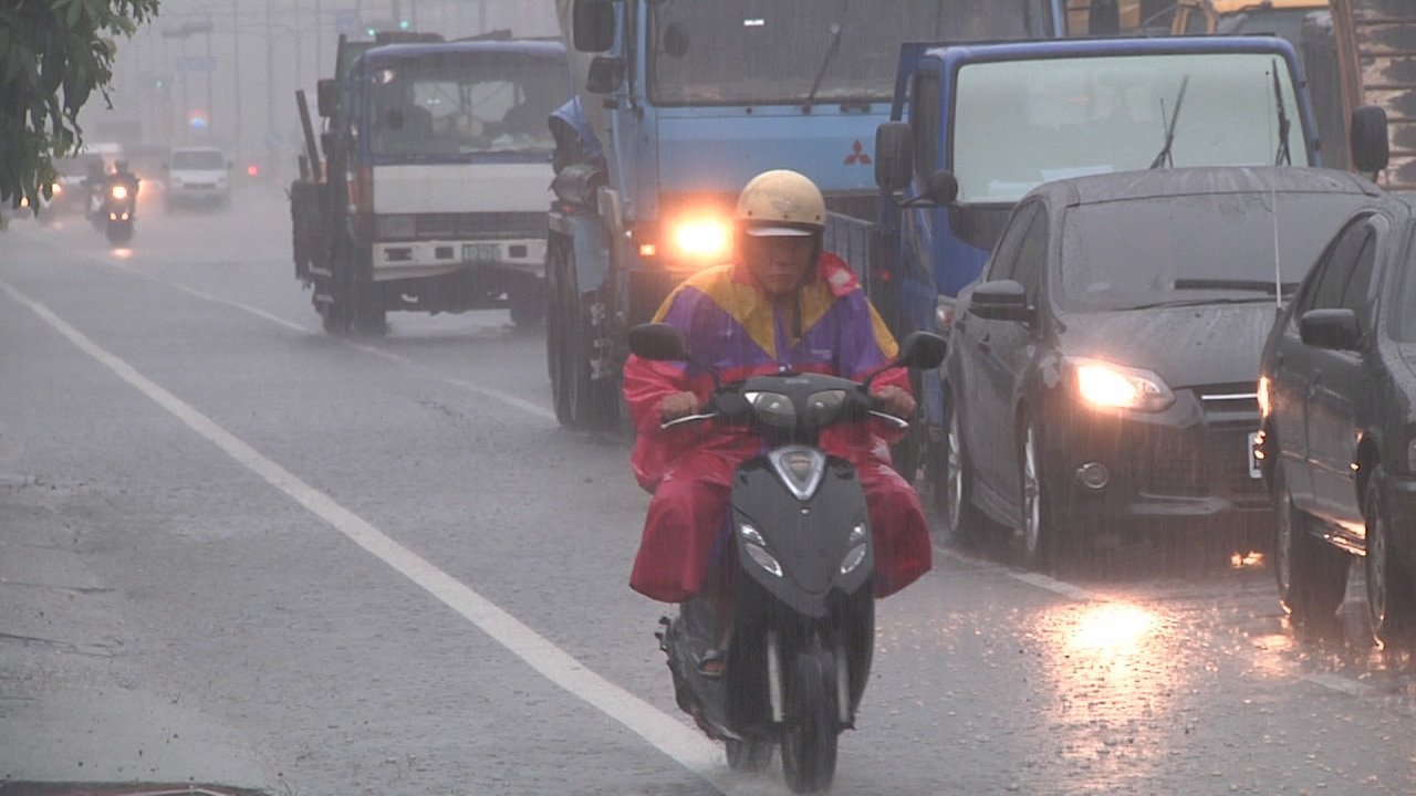 Heavy rain pummels Kaohsiung