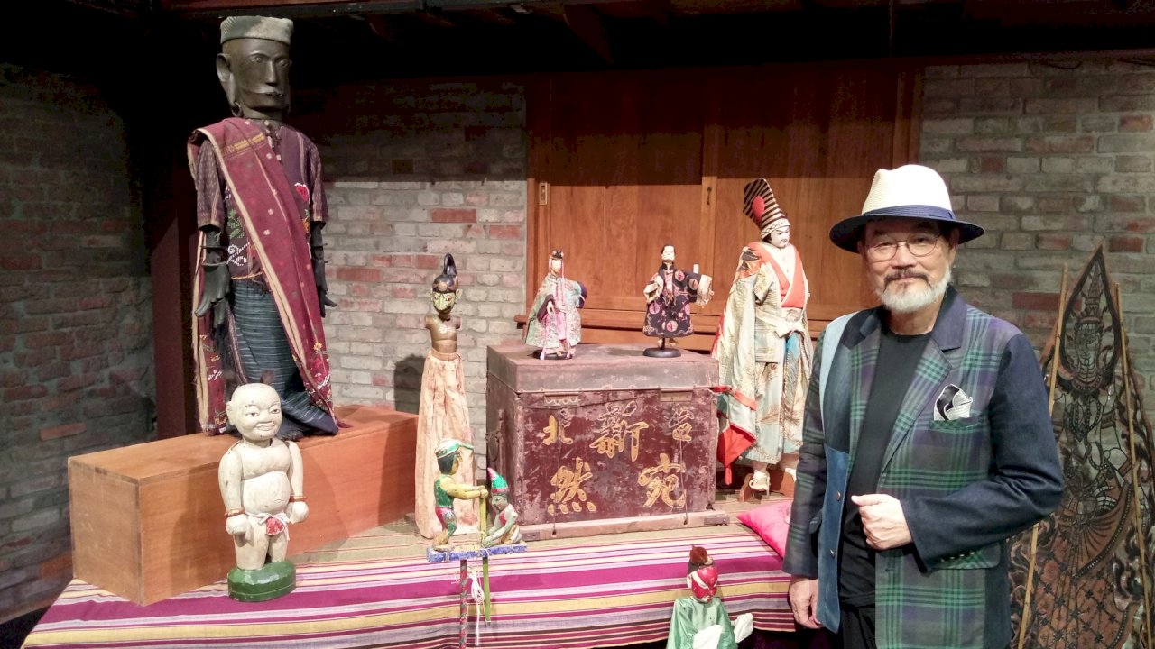 Video: Puppet collector donates 11,000 objects to national museum
