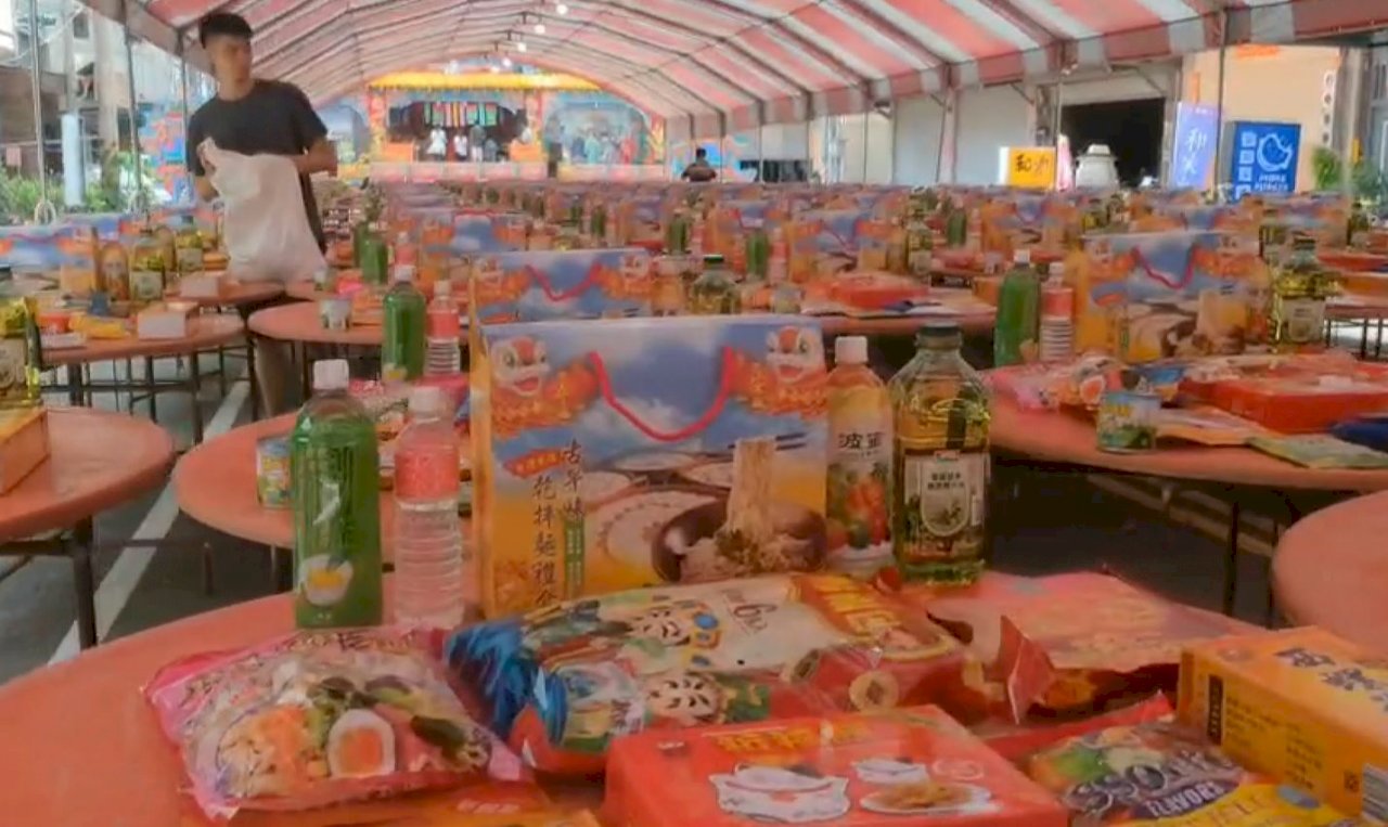 VIDEO: Huwei holds 5,000-table banquet for ghostly visitors