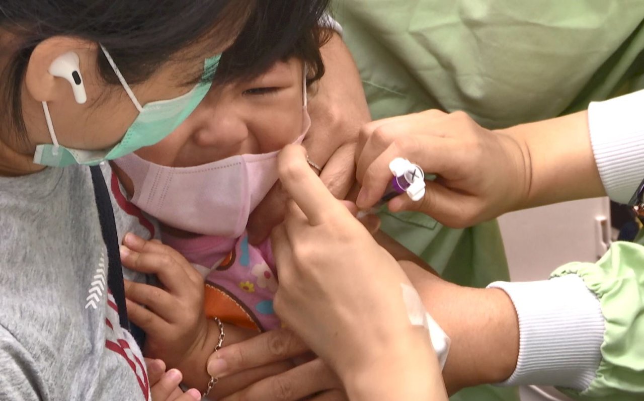 Video: Some clinics begin administering flu shots