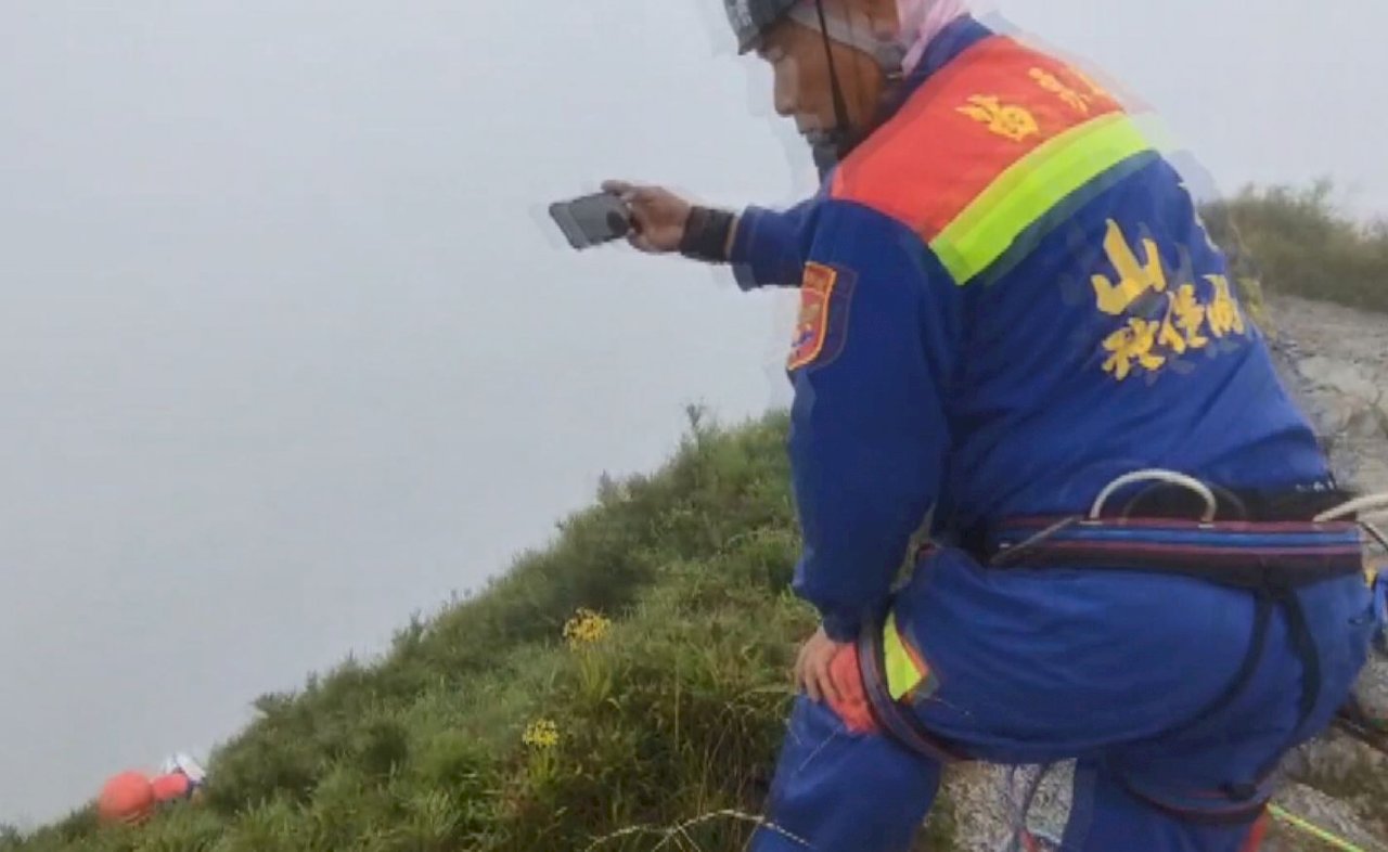 VIDEO: Rescue workers rappel down mountain slopes to collect garbage