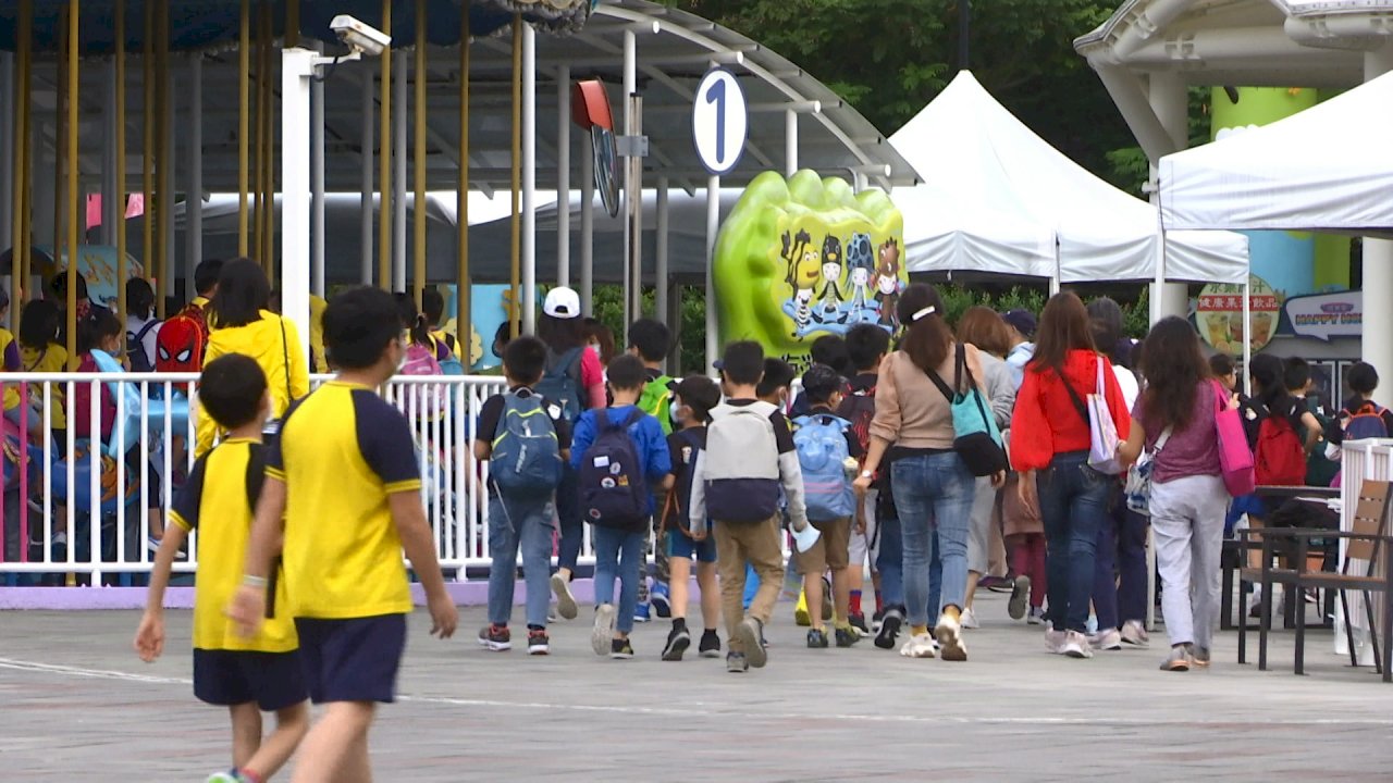 Video: Amusement parks brace for huge long weekend crowds