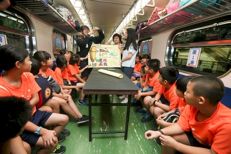 VIDEO: Ministry hosts train trip for kids to do science experiments during ride