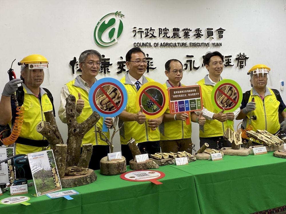 VIDEO: Taiwan farmers find new way to get rid of pests without pesticides