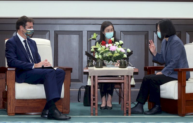 Tsai praises Australian wine after China slaps it with high tariff