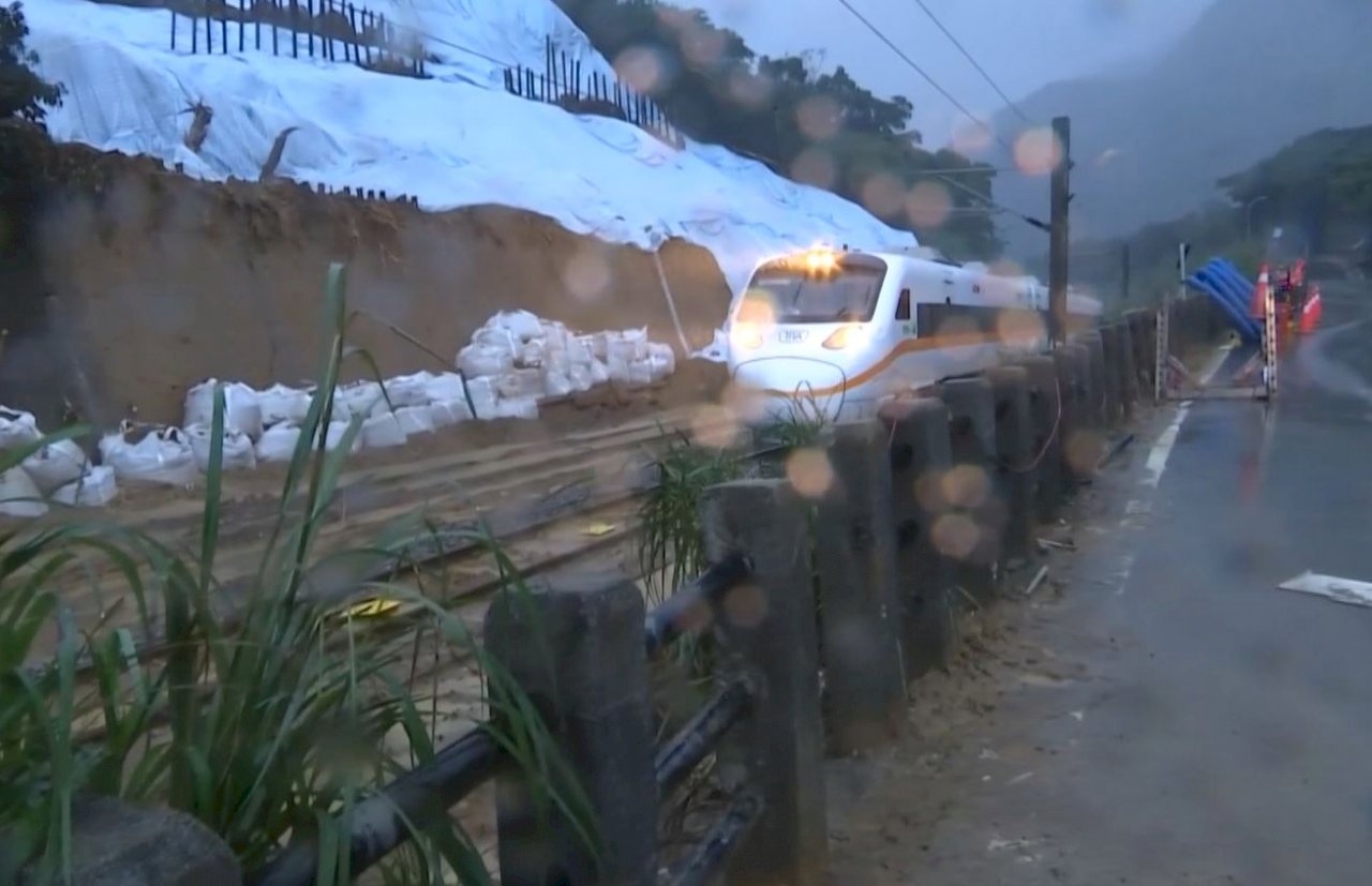 Train service resumes between Ruifang and Houtong
